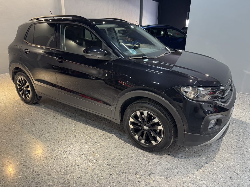 
								Volkswagen T-cross full									