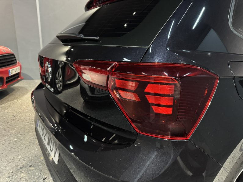 
								Volkswagen Polo Negro full									