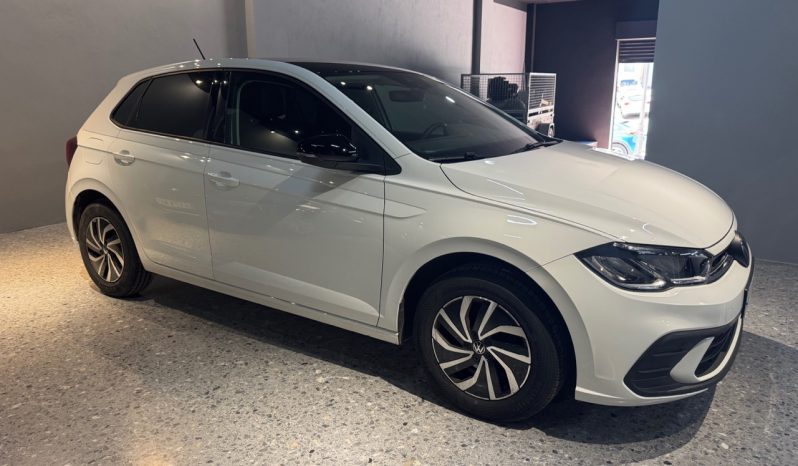 
								VOLKSWAGEN Polo life full									