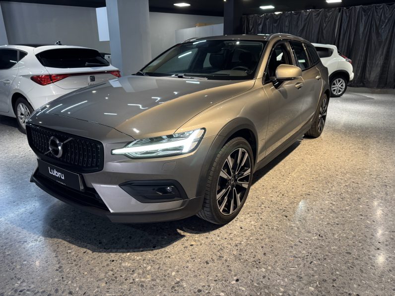 
								Volvo V60 Cross country full									