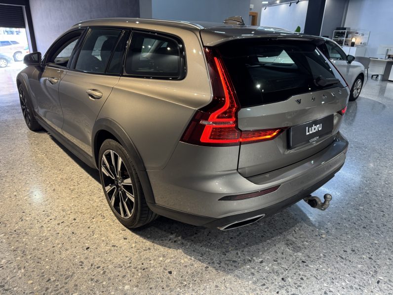
								Volvo V60 Cross country full									