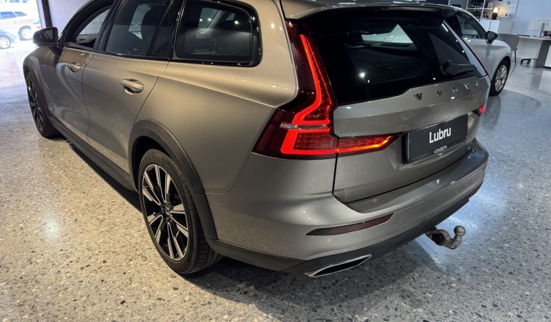 
								Volvo V60 Cross country full									