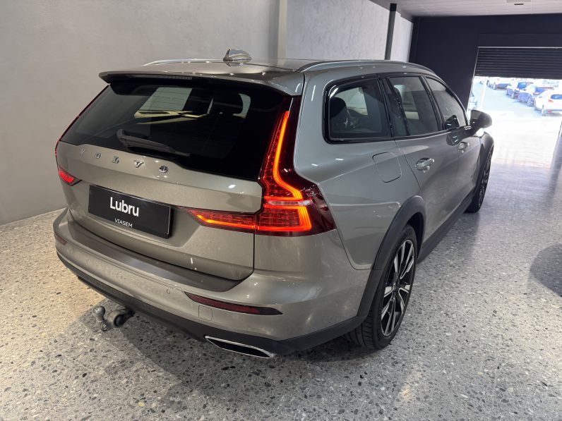 
								Volvo V60 Cross country full									