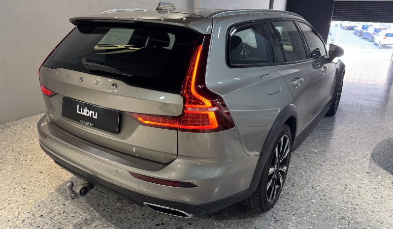 
								Volvo V60 Cross country full									