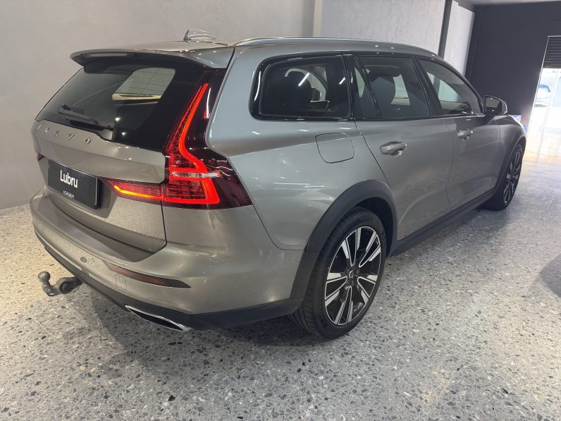 
								Volvo V60 Cross country full									