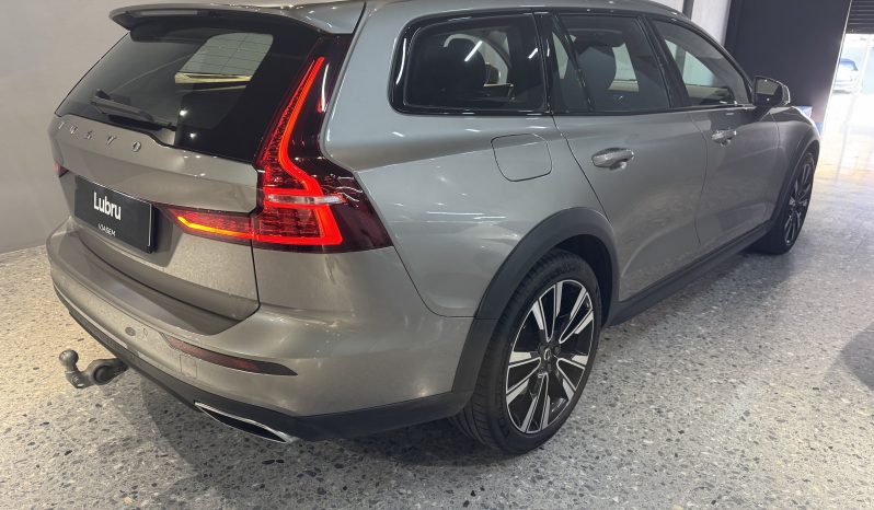 
								Volvo V60 Cross country full									