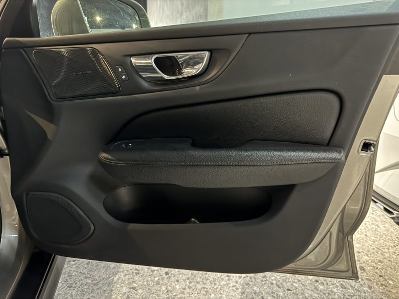 
								Volvo V60 Cross country full									