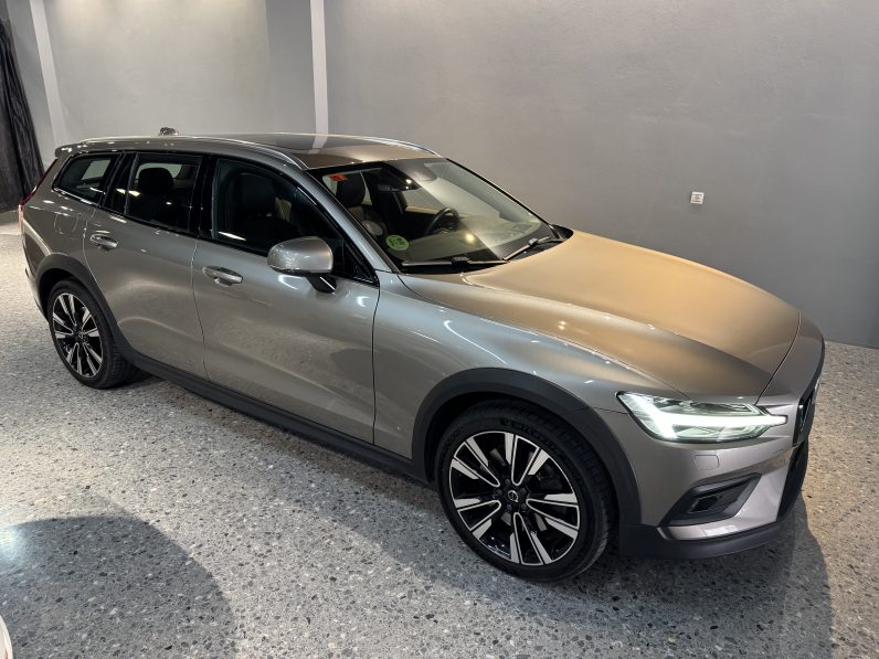 
								Volvo V60 Cross country full									