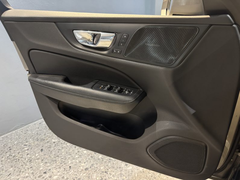 
								Volvo V60 Cross country full									