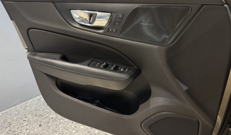 
								Volvo V60 Cross country full									