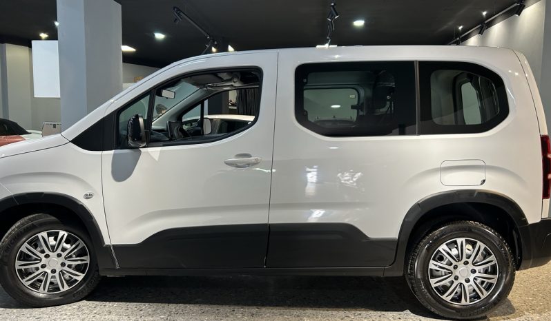 
								Peugeot Rifter full									
