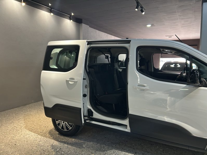 
								Peugeot Rifter full									